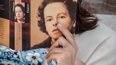 Eine Frau liest die Biografie Marlen Haushofers