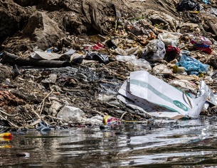 Plastikmüll im Nil in Uganda.