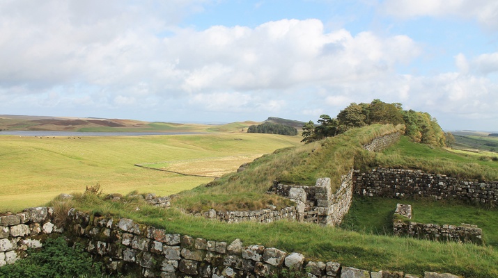Von Küste zu Küste schlängelt sich der Hadrianswall durch Nordengland. 