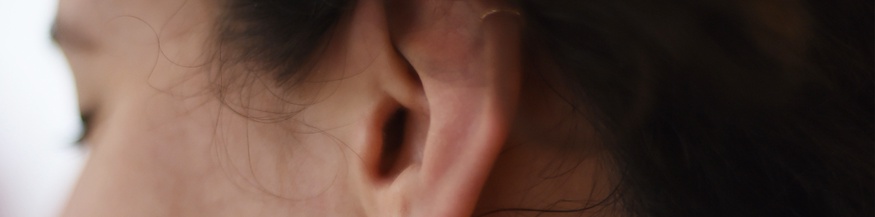 Das Ohr einer Frau von der Seite