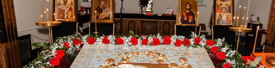 Das Bild zeigt den „Epitaphius“ auf dem Tisch, unter den orthodoxe Christinnen und Christen durchgehen.