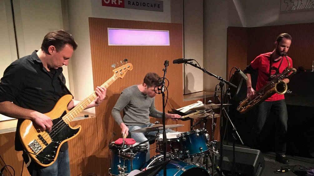 Bandleader Markus Ohler (Baritonsaxofon), Mathias Koch (Schlagzeug) und Bernd Satzinger (E-Bass