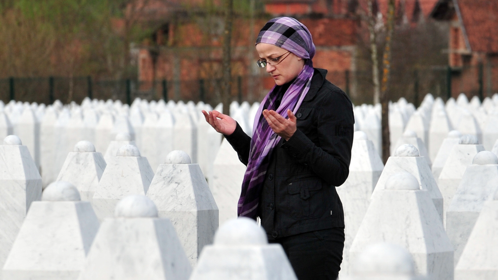 Eine muslimische Frau betet am Friedhof von Srebrenica.