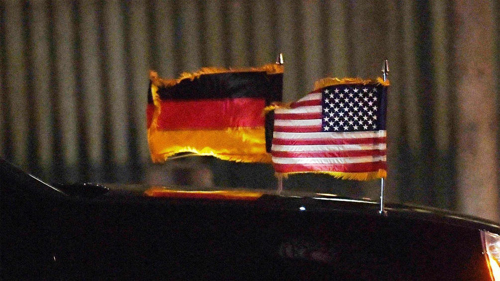 Limousine mit deutscher undUS-Flagge