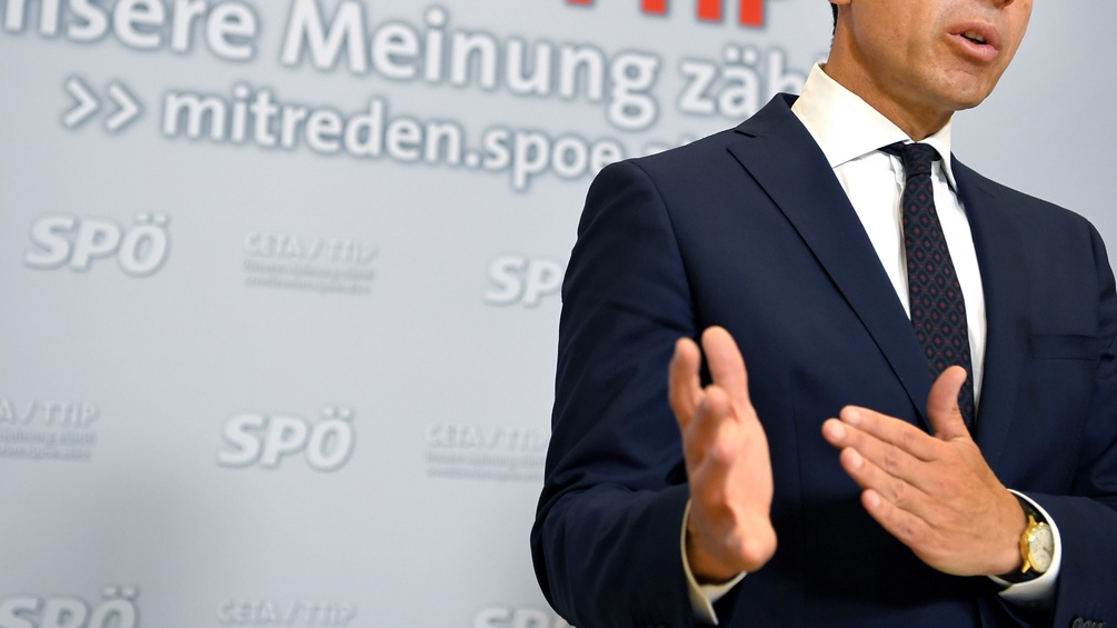 Hände von Christian Kern, im Hintergrund: Schriftzug SPÖ