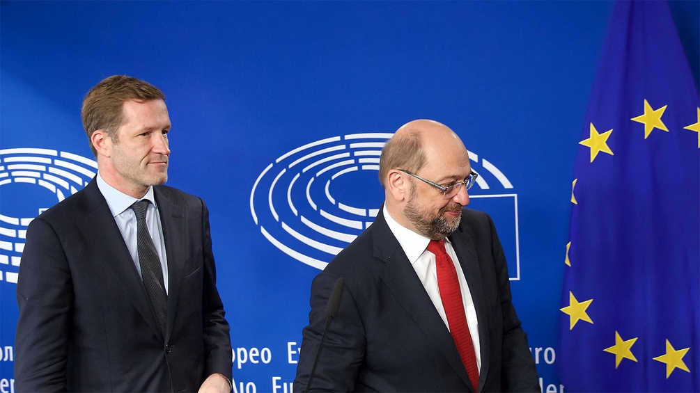 Paul Magnette und Martin Schulz vor EU-Flaggen