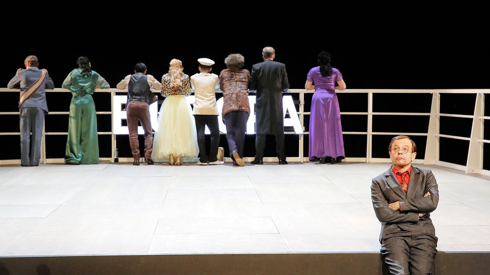 Vorarlberger Landestheater/Anja Koehler Szenenfoto ""Fellinis Schiff der Träume"
