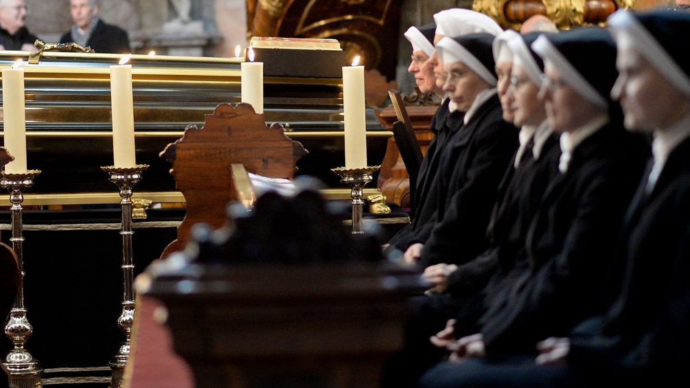 Klosterschwestern während einer Messe