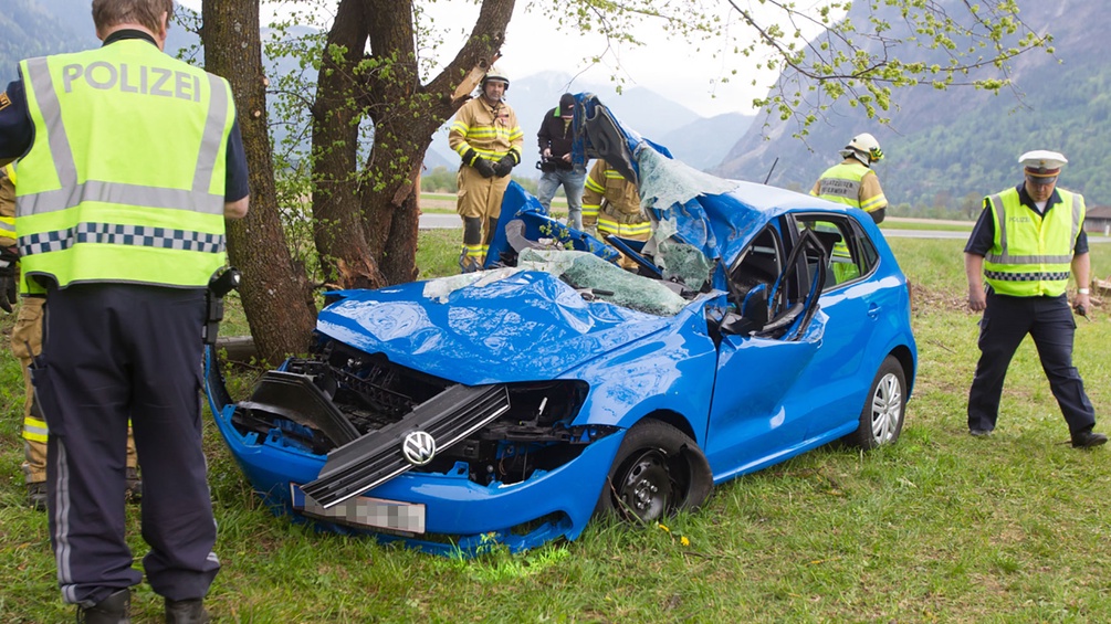 Autounfall, blaues Auto, Polizei
