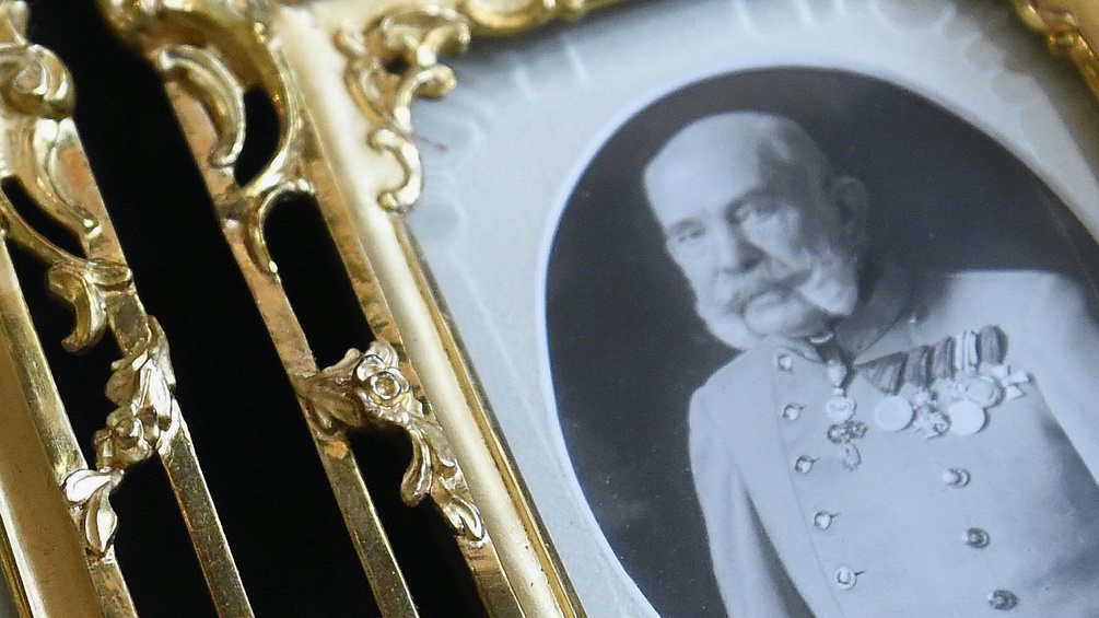 Kaiser Franz Joseph. in einem Goldrahmen