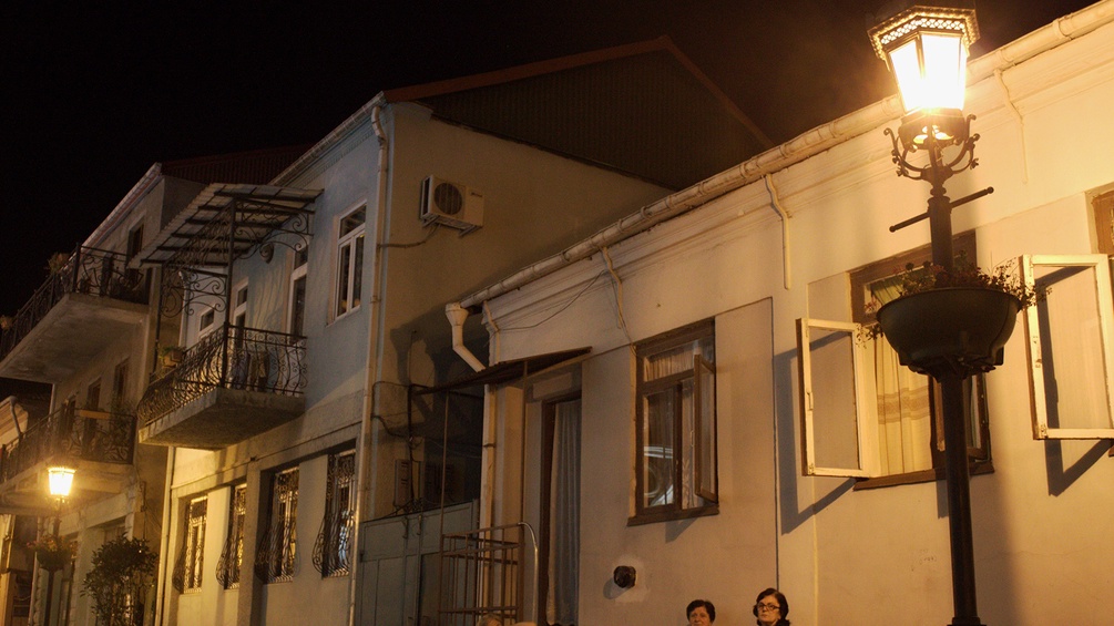 Häuserzeile in Batumi bei Nacht