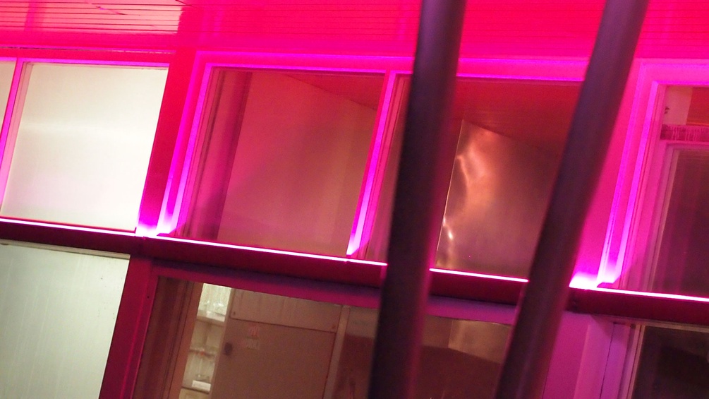 Rosafarbene Fensterlichtspiele