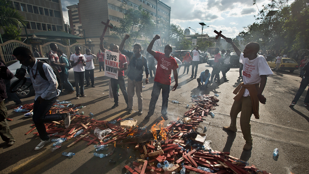 Demonstration in Kenia mit Feuer und Fäusten