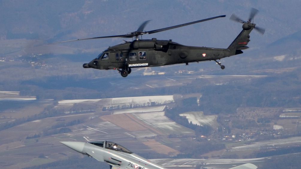 Ein Black-Hawk-Hubschrauber und ein Eurofighter im Luftraum