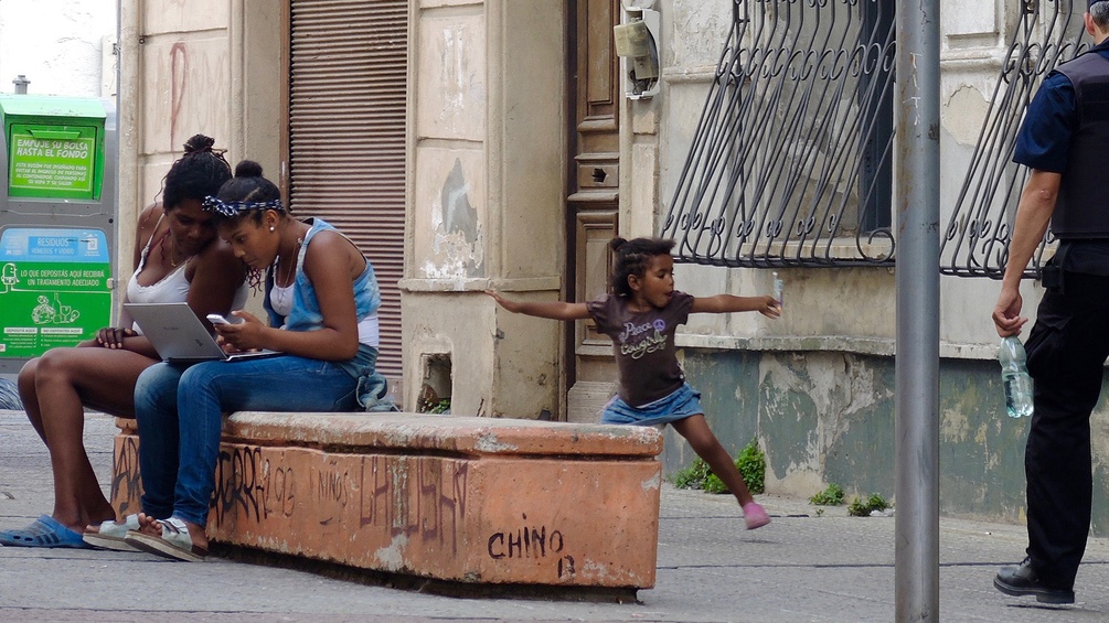 Ein Kind spielt auf einer Straße in Monteviedeo