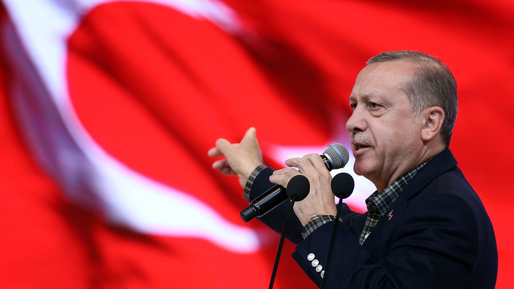 Recep Erdogan vor türkischer Flagge