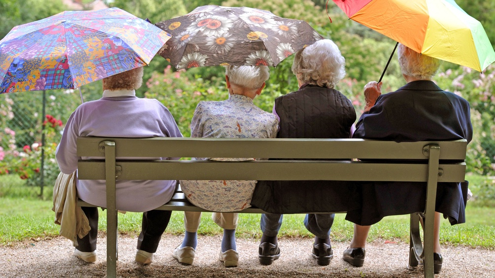 Vier Seniorinnen auf einer Parkbank