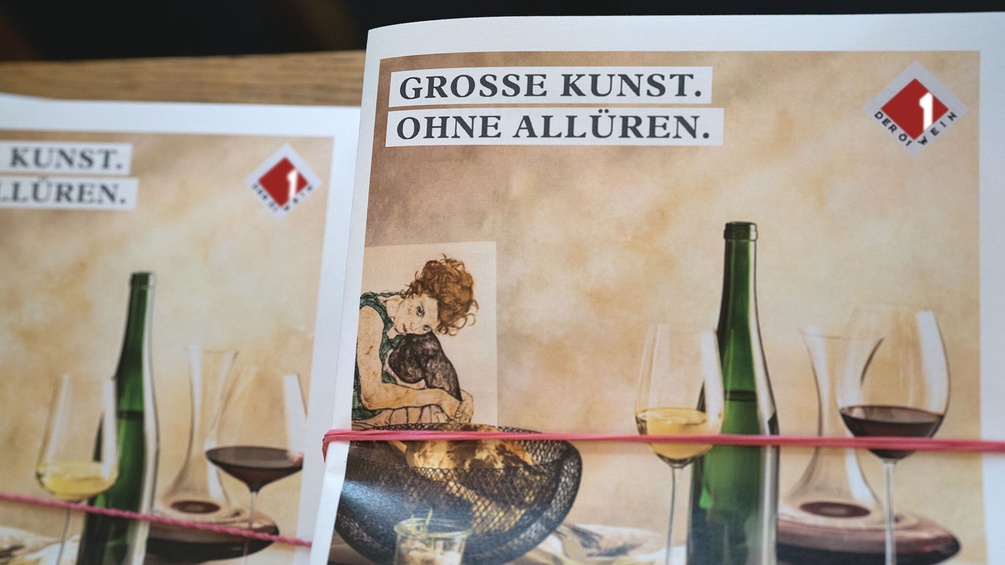 ORF/JOSEPH SCHIMMER Gestapelte Weinbrochüren