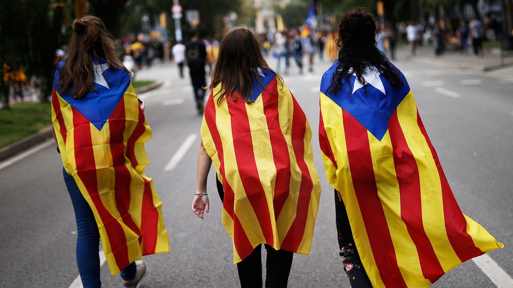 Drei Frauen mit Fahne in Katalonien