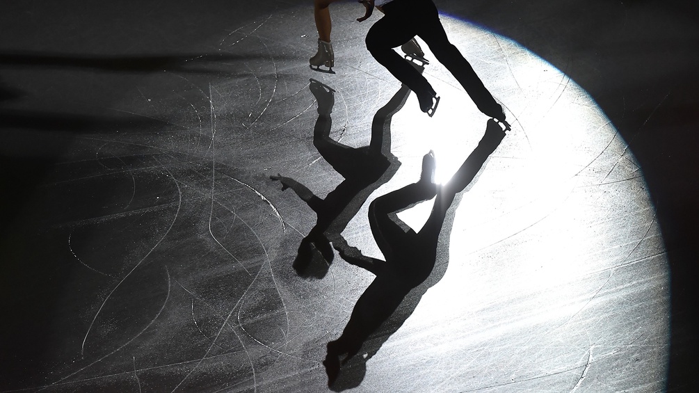Zwei Eiskunstläufer und ihre Schatten auf der Eisfläche