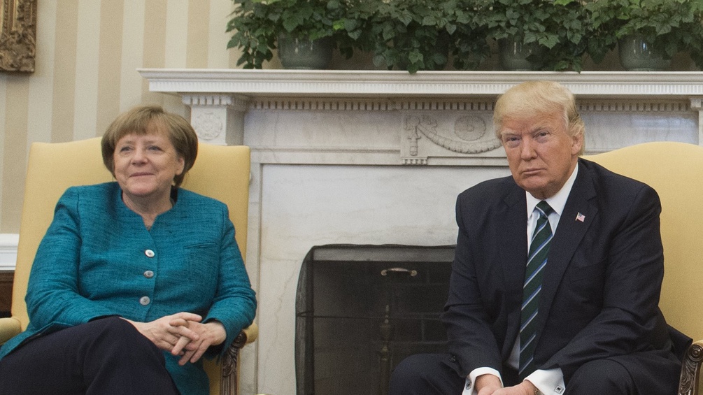 Angela Merkel und Donald Trump im Kaminzimmer