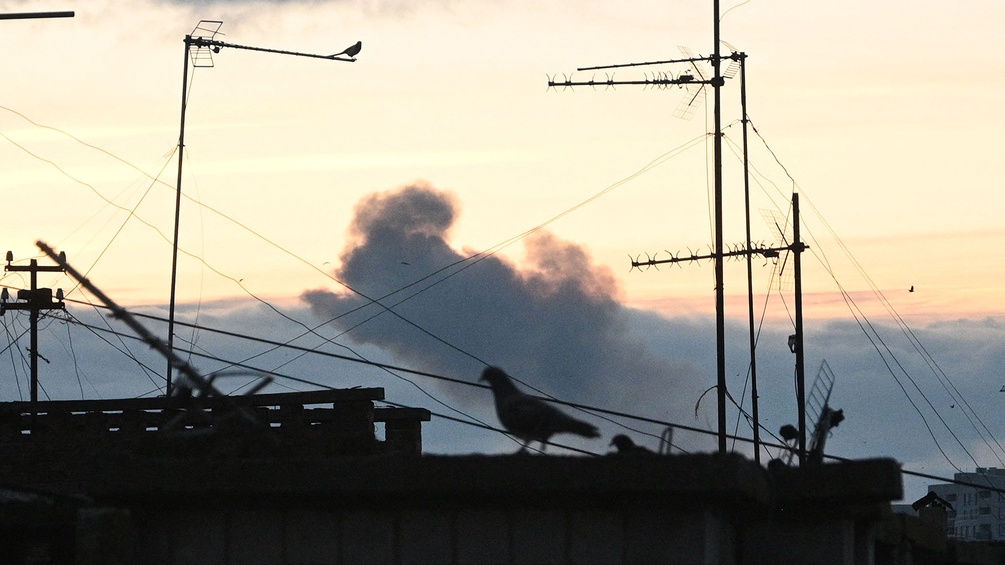 Eine Rauchwolke nach einem Anschlag einer Drohne in der Ukraine.