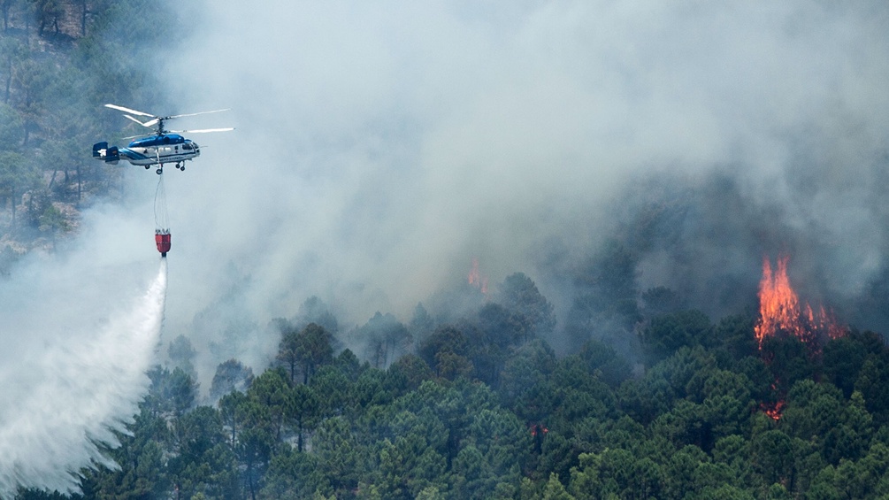 Waldbrand in Spanien, Hubschrauber mit Löschwasser
