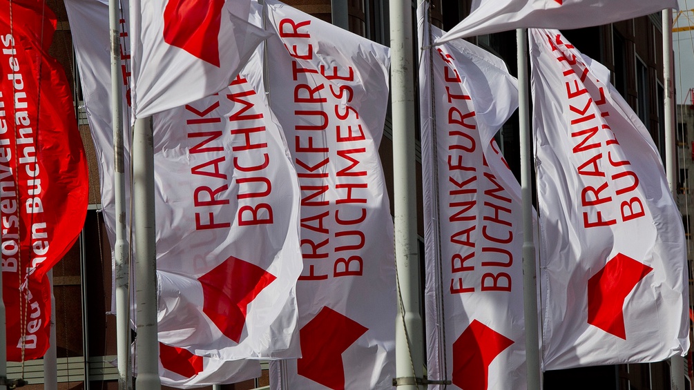 Weiße Fahnen mit der roten Aufschrift "Frankfurter Buchmesse"