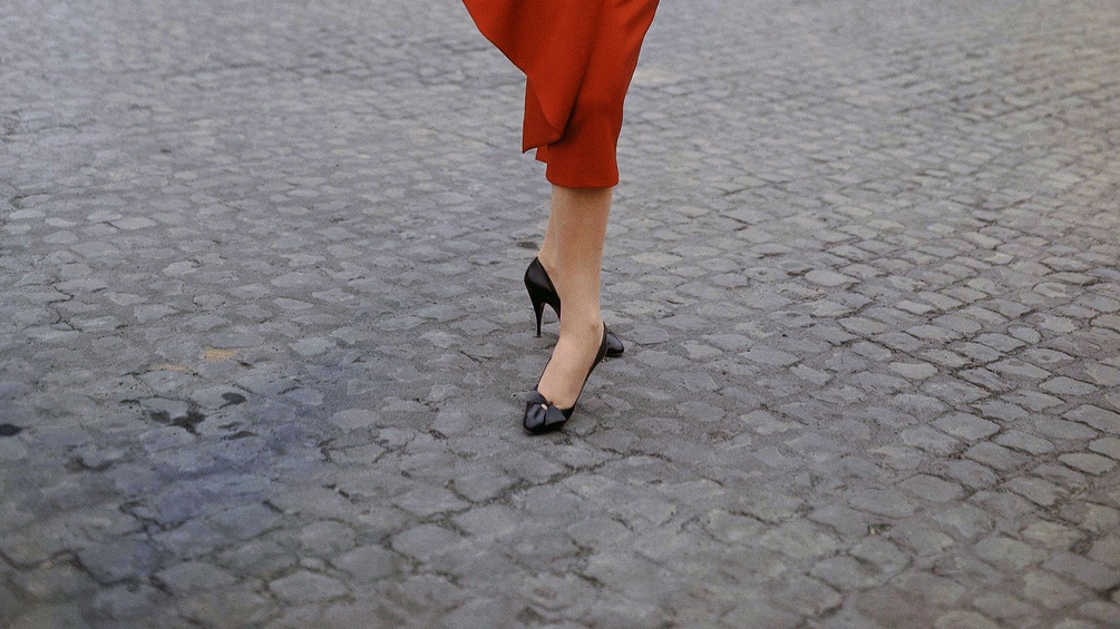 Italienisches Modell, schwarze Schuhe und rotes Kleid, 1957