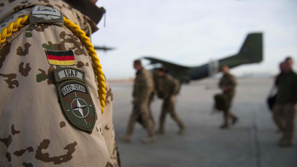 Bundeswehrsoldaten auf einem Flugfeld