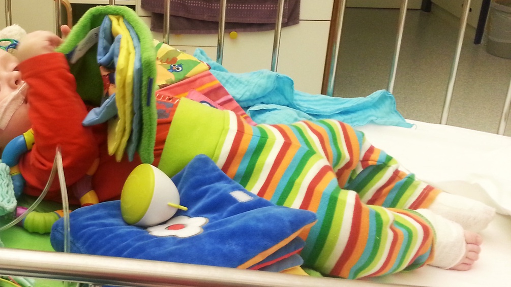 Baby im Gitterbett in einem Krankenhaus