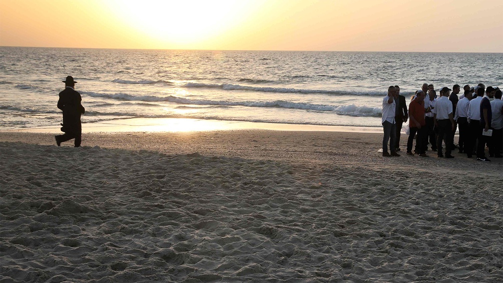 Orthodoxe Juden beim Gebet am Strand