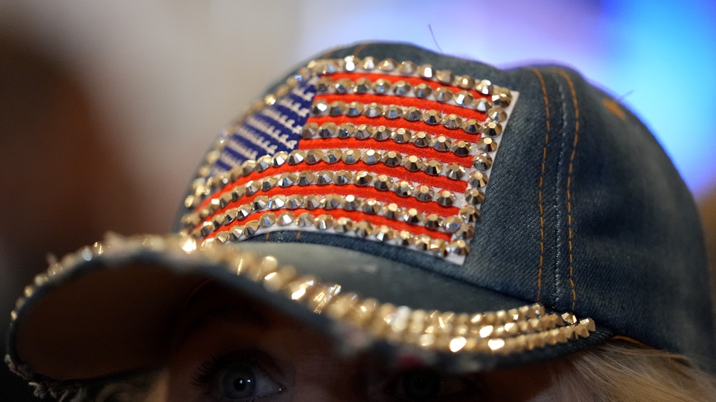 Die amerikanische Flagge als Glitzerfahne auf einer Kappe