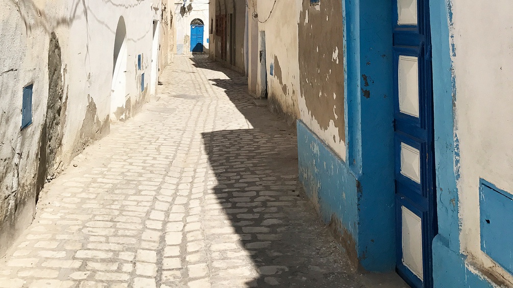 Kleiner Kopfsteinpflasterweg in Tunesien