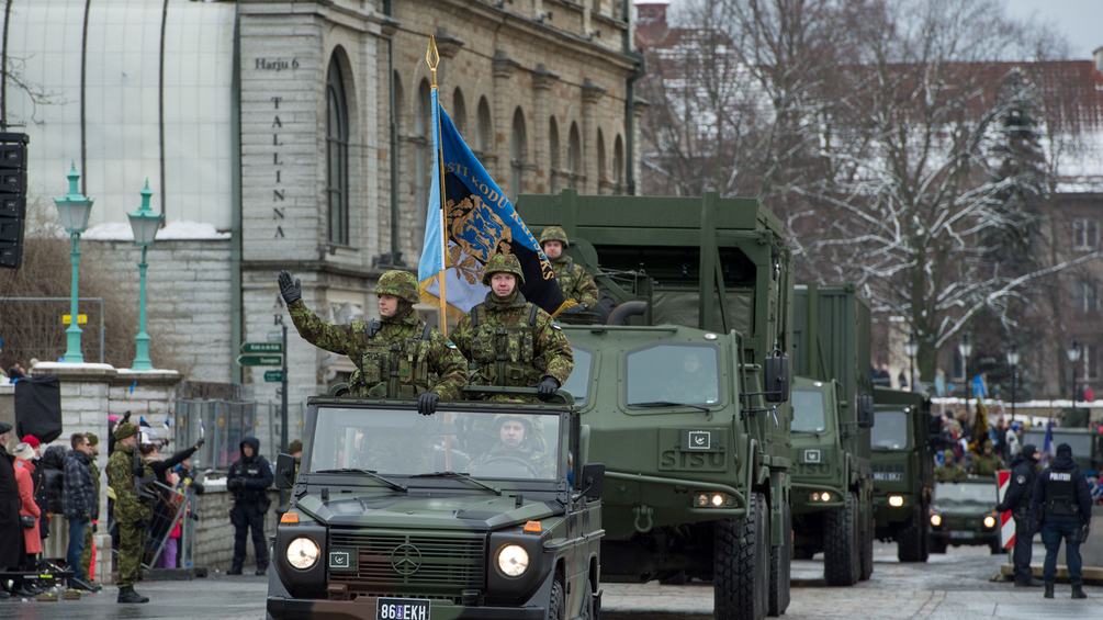 Parade der estnischen Armee durch Tallinn.