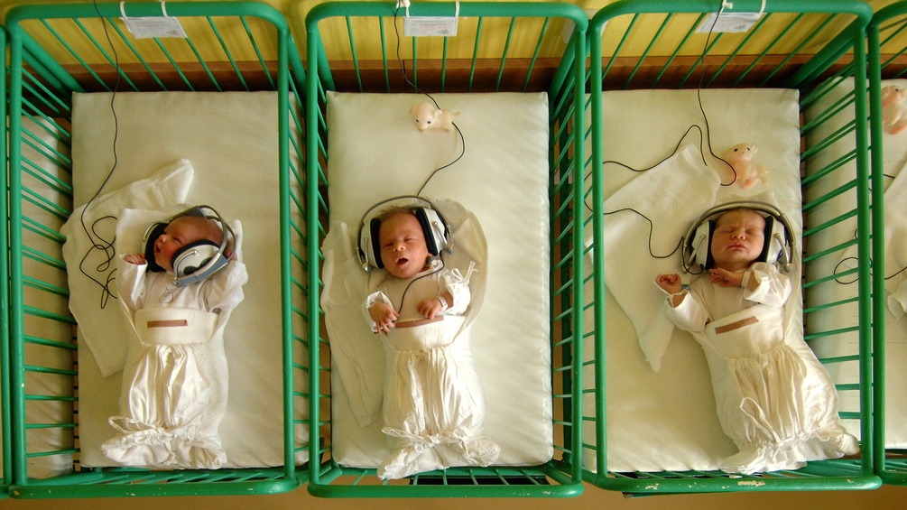 Neugeborene mit Kopfhörern