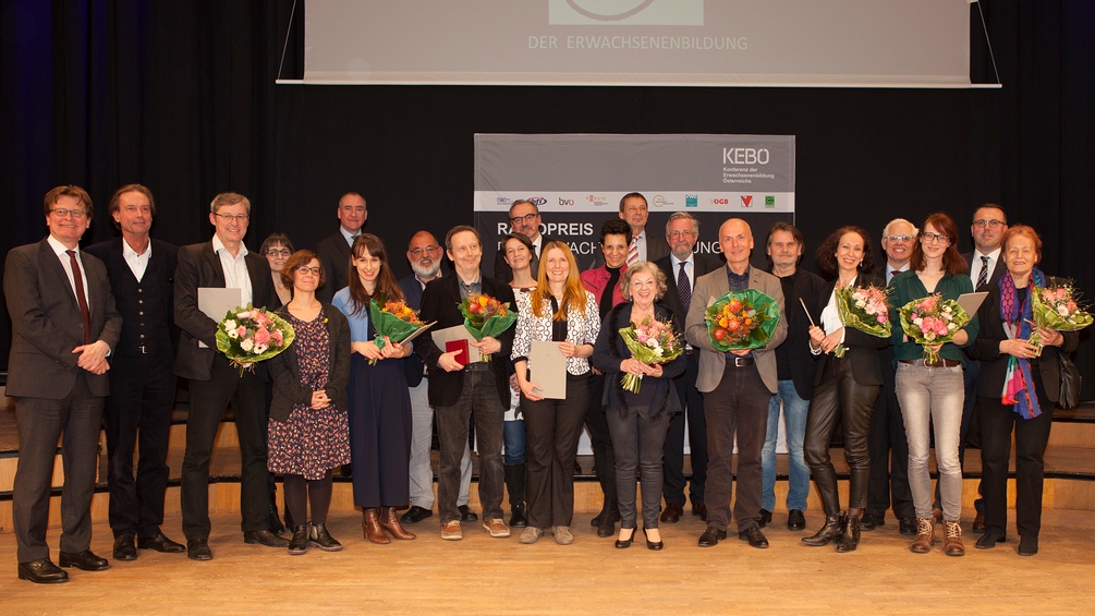 MICHAELA OBERMAIR Gruppenfoto der Preisträger/innen beim Radiopreis der Erwachsenenbildung