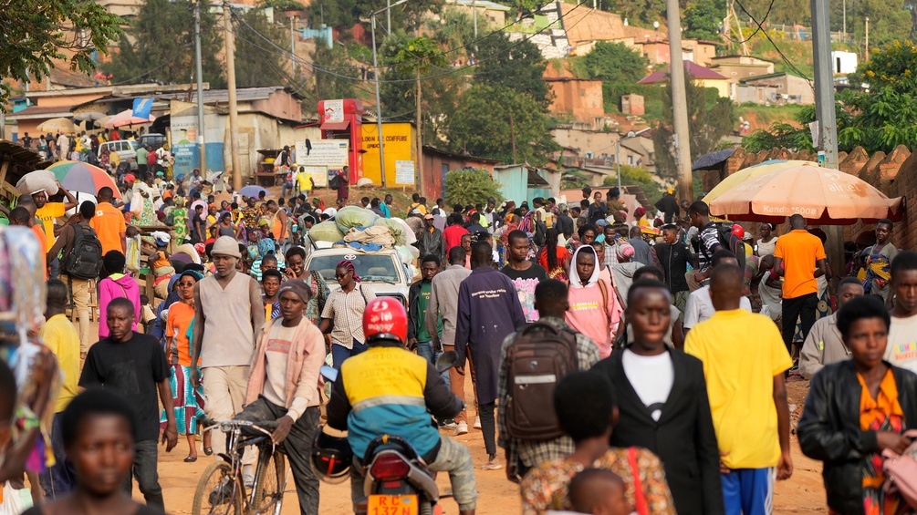 Menschen auf einem Markt in Kigali, Ruanda