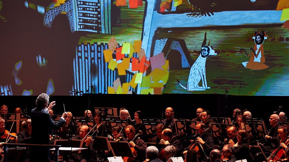 Fran Welser-Möst und das Cleveland Orchestra, im Hintergrund Animation