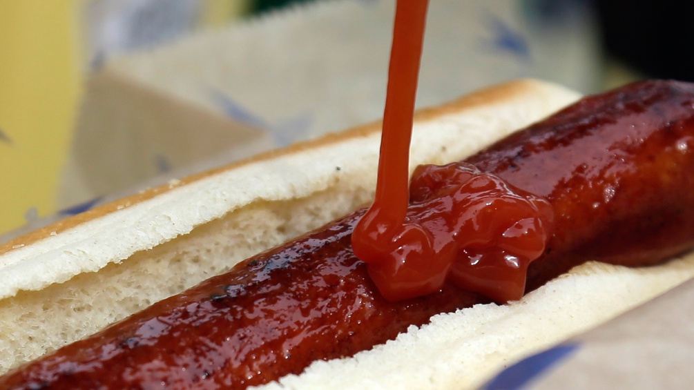 Ein Hotdog mit Ketchup