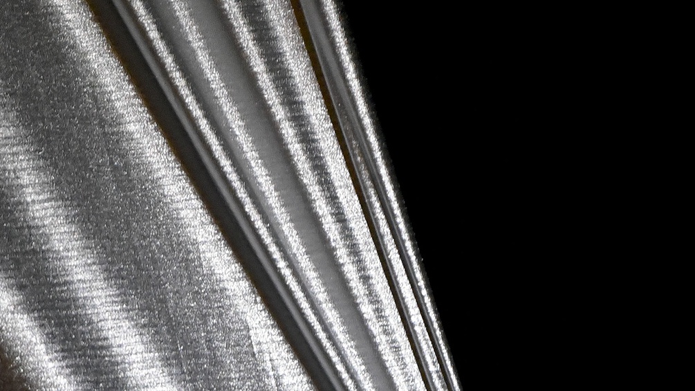 Ein silberner Vorhang