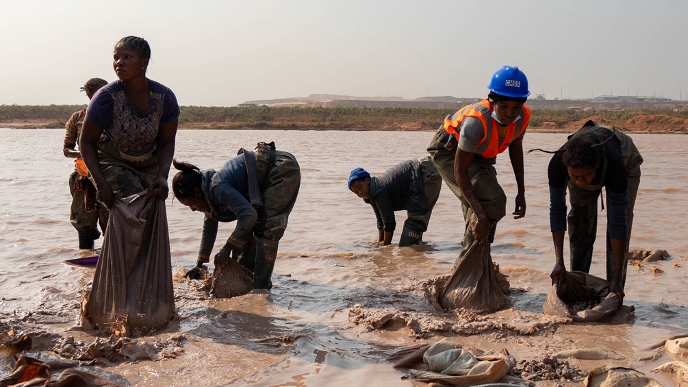 Frauen waschen in einer Kobaltmine in Kongo