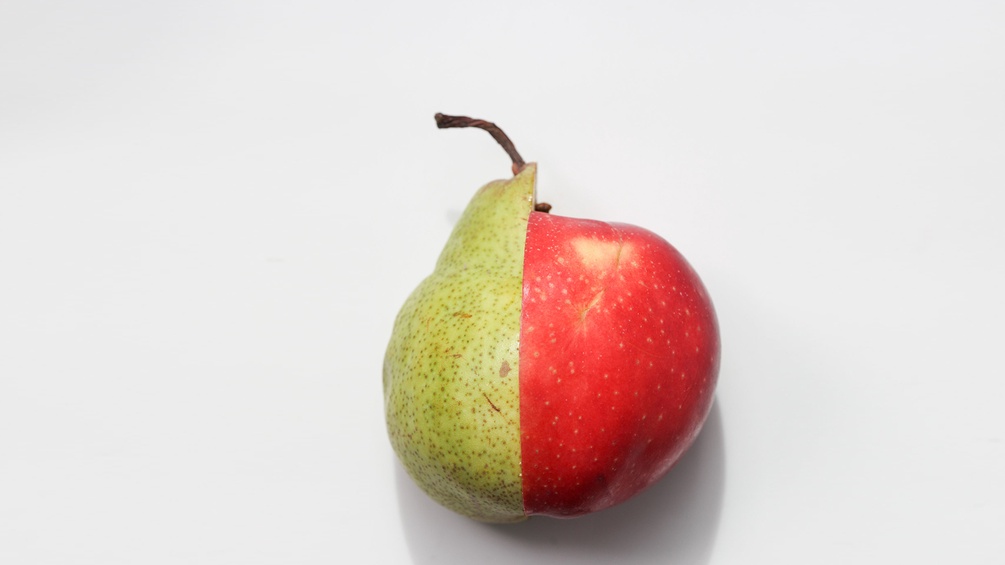Birnen- und Apfelhälfte zu einer Frucht kombiniert