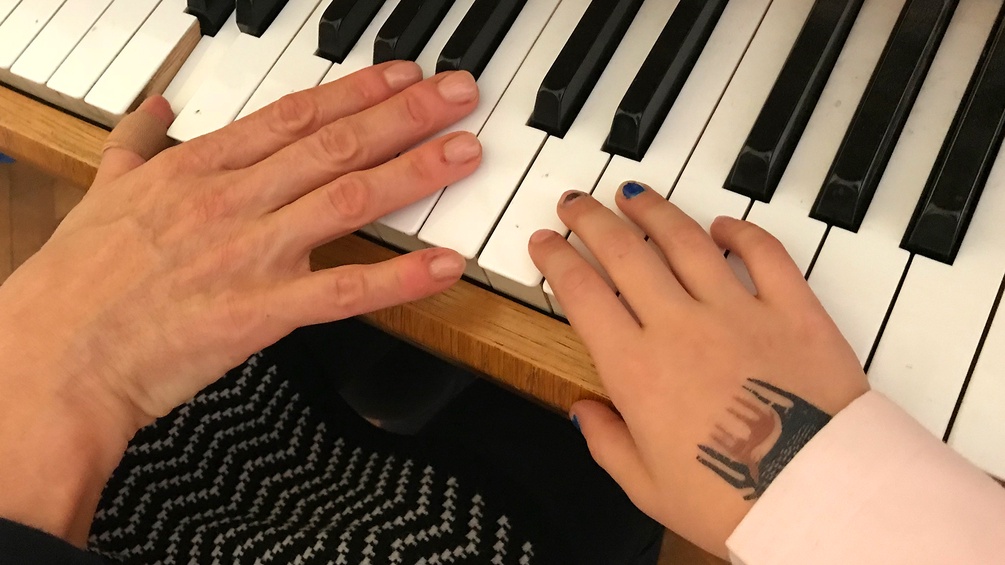Hände an einer Klaviertastatur