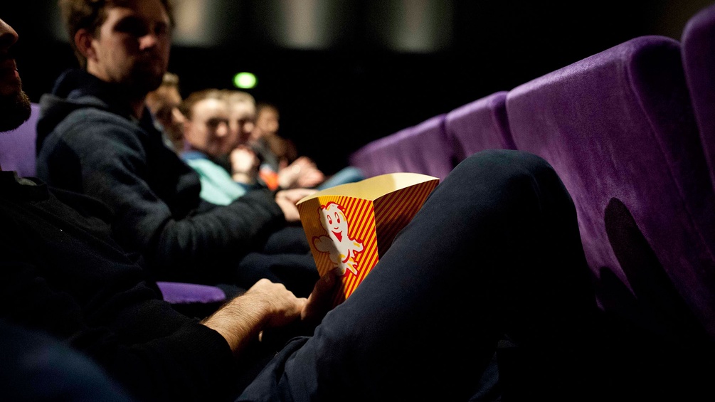 MIRIAM RANEBURGER Menschen im Kino mit Popcorn