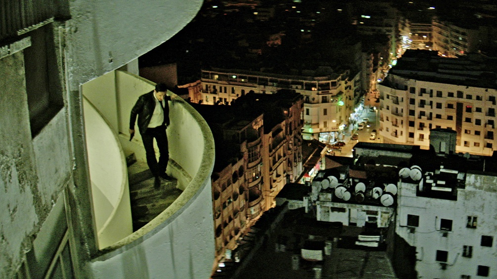 Mann auf der Außentreppe eines Hochhauses