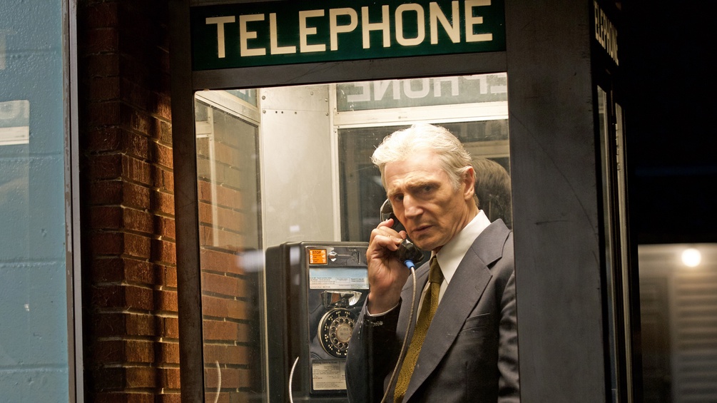 Liam Neeson (Mark Felt) telefoniert