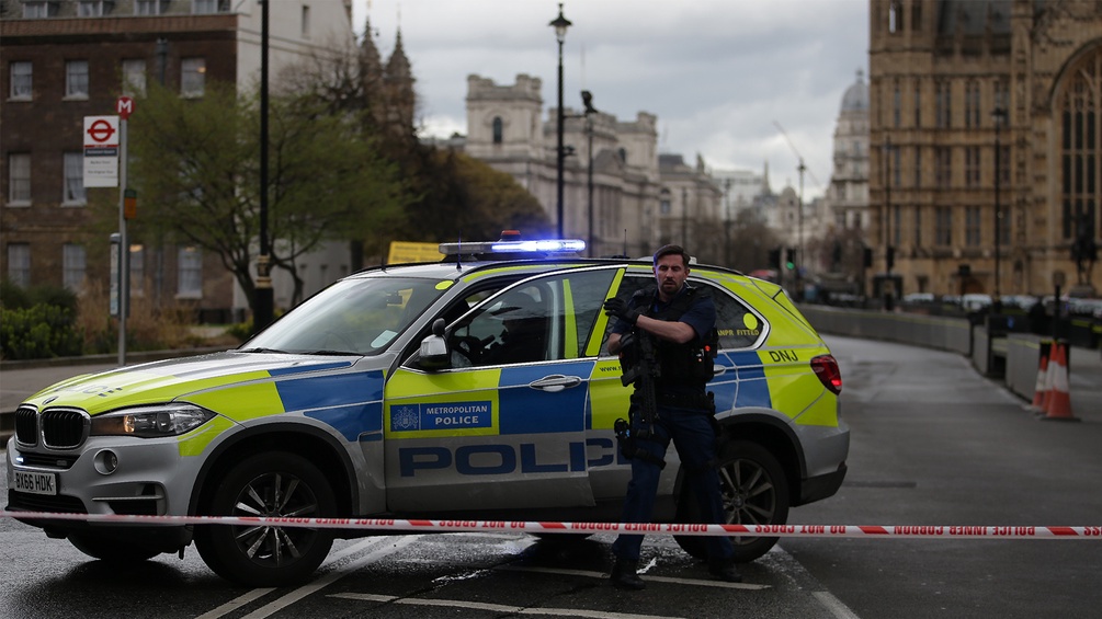Bewaffneter Polizist vor seinem Auto in London