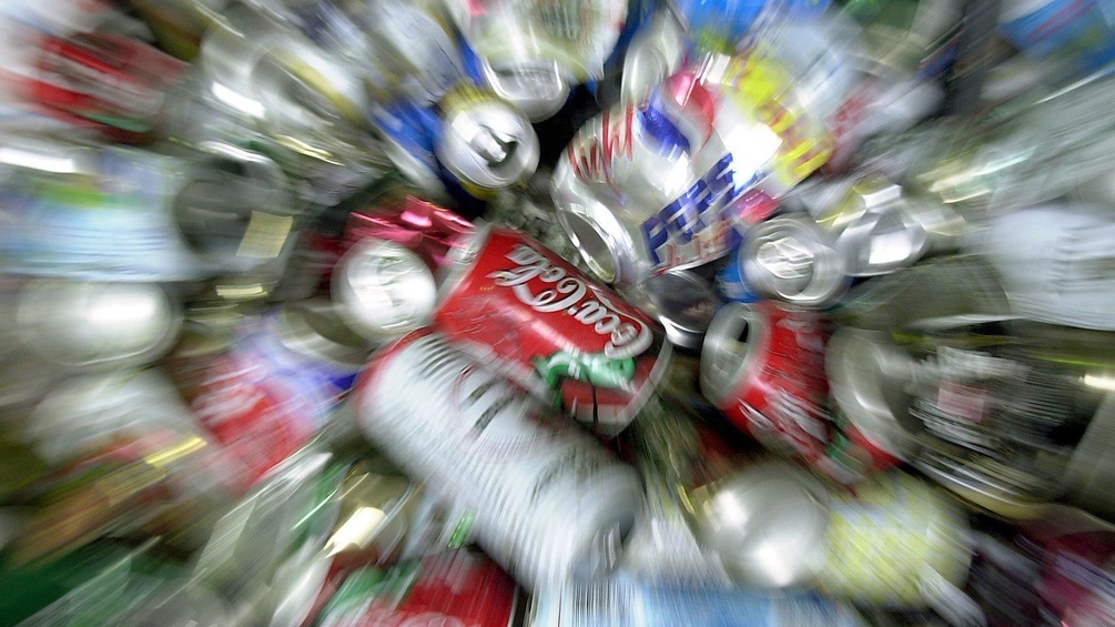 Getränkedosen auf einer Mülldeponie