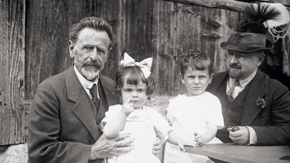 Gottfried Riccabona senior und sein Sohn Gottfried mit den Kindern Dora und Max, um 1921